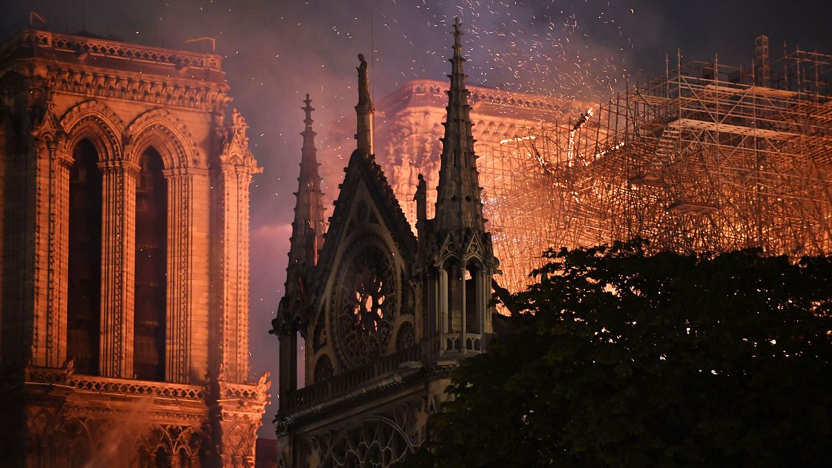 Paris'in simgesi tarihi Notre Dame Katedrali’ni kurtarma şansı yüzde 50
