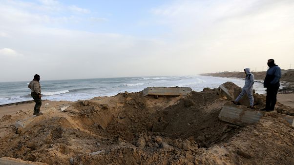 فلسطينيون يتفقدون موقع ضربة جوية إسرائيلية في جنوب قطاع غزة فلسطينيون يتفقدون موقع ضربة جوية إسرائيلية في جنوب قطاع غزة