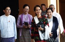 زعيمة ميانمار أونغ سان سو تشي مع مسؤولين حكوميين في مطار نايبيتاو الدولي في ميانمار 2019
