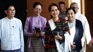 زعيمة ميانمار أونغ سان سو تشي مع مسؤولين حكوميين في مطار نايبيتاو الدولي في ميانمار 2019