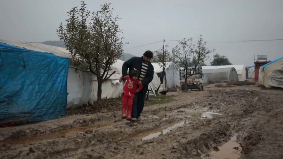 تهاطل الامطار بغزارة على مخيم للنازحين في قرية خربة الجوز في ريف إدلب الغربي شمال سوريا-18/12/2019