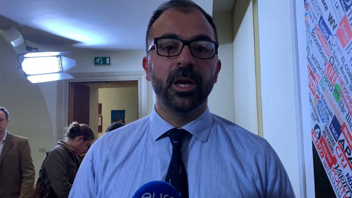 Dimite el ministro de Educación italiano por falta de presupuesto a su cartera