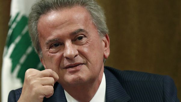 حاكم مصرف لبنان يقول إنه سيحقق في تقارير حول قيام مسؤولين بتحويلات مالية إلى الخارج حاكم مصرف لبنان يقول إنه سيحقق في تقارير حول قيام مسؤولين بتحويلات مالية إلى الخارج