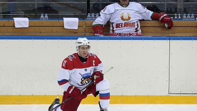 Putin spielt Eishockey auf Rotem Platz