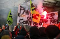 Fransa'da grevlerin 23'üncü gününde işçiler 2 petrol rafinerisini işgal etti