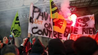 Fransa'da grevlerin 23'üncü gününde işçiler 2 petrol rafinerisini işgal etti
