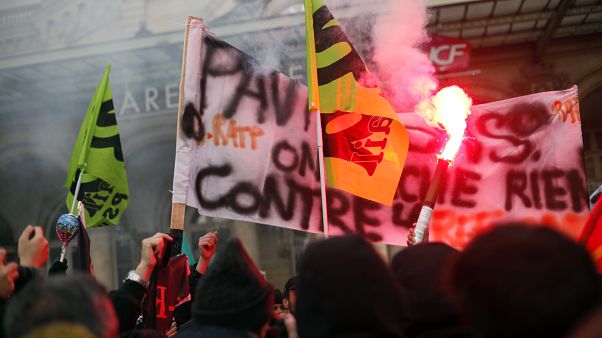 Οι συντάξεις και οι υποχωρήσεις της γαλλικής κυβέρνησης Οι συντάξεις και οι υποχωρήσεις της γαλλικής κυβέρνησης