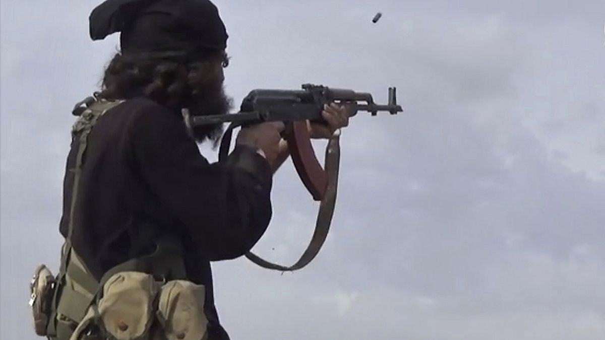 مقاتل تابع لتنظيم الدولة الإسلامية خلال اشتباكات مع مقاتلي قوات سوريا الديمقراطية في الباغوز في سوريا 