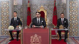 الملك المغربي محمد السادس، يرافقه نجله ولي العهد الأمير مولاي حسن الأمير مولاي راشد يخاطب الأمة في خطاب تلفزيوني