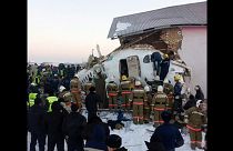 Kazakistan: aereo precipita subito dopo il decollo, almeno 12 morti. Parla un sopravvissuto