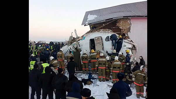 Kazakistan: aereo precipita subito dopo il decollo, almeno 12 morti. Parla un sopravvissuto Kazakistan: aereo precipita subito dopo il decollo, almeno 12 morti. Parla un sopravvissuto
