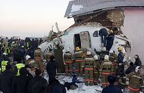 Al menos 12 muertos al estrellarse un avión con 98 personas a bordo en Kazajistán