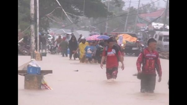 Las autoridades evacuaron a miles de personas. Las autoridades evacuaron a miles de personas.