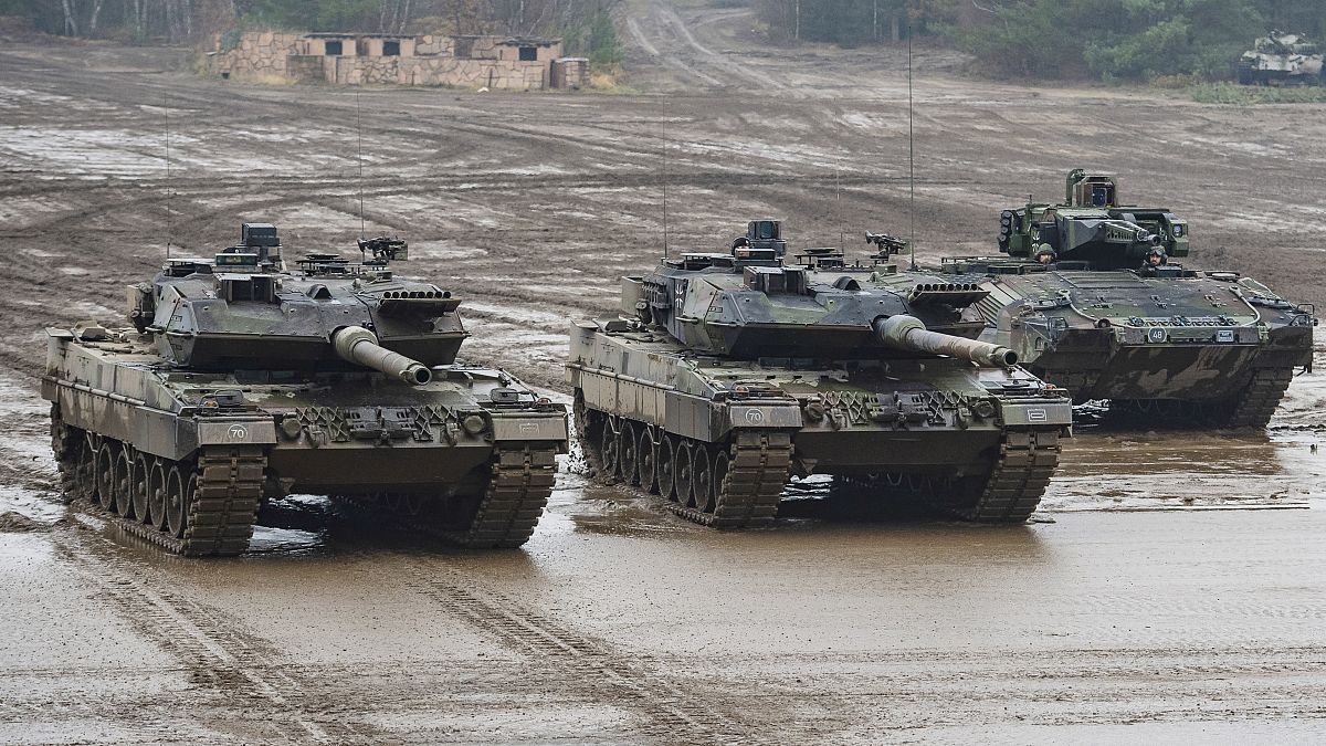 دبابتان ألمانيتان من طراز ليوبارد 2A6 وناقلة جند من نوع بوما خلال تدريبات عسكرية (أرشيف) 