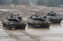 Deutsche Panzer, darunter der Leopard 2A6 (links)