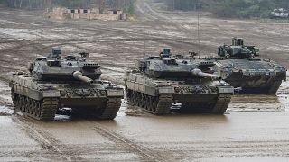 Deutsche Panzer, darunter der Leopard 2A6 (links)