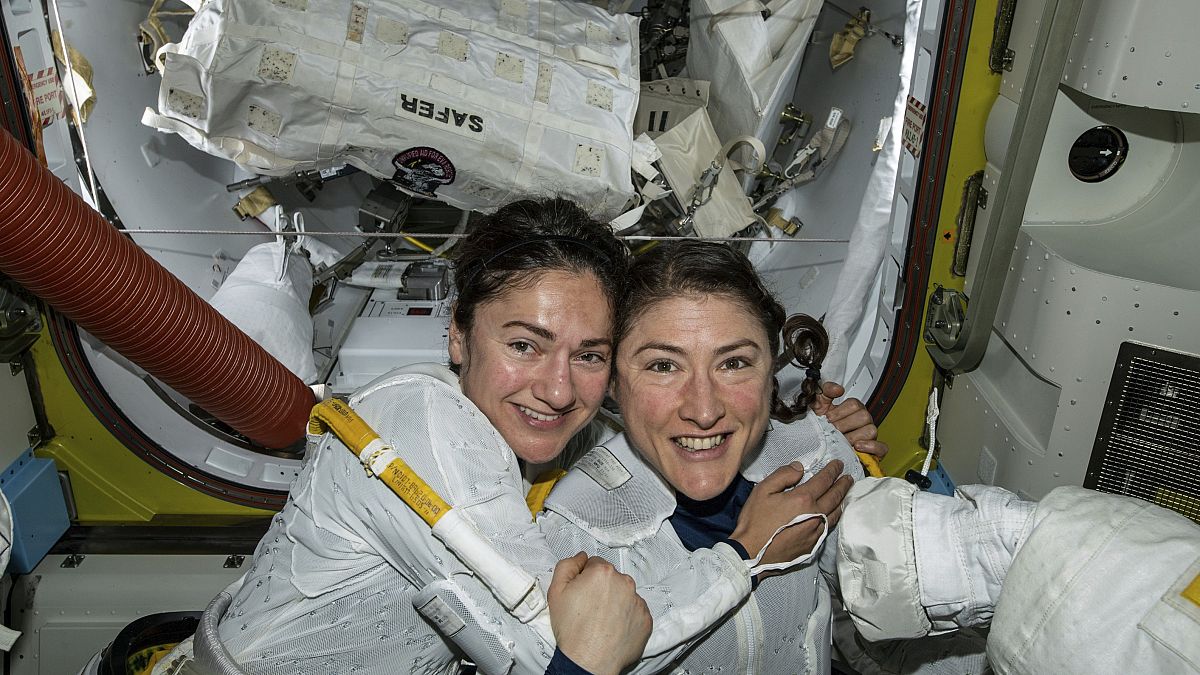 Uzay yürüyüşünü gerçekleştiren kadın astronotlar Jessica Meir (solda) ve Christina Koch