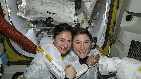 Uzay yürüyüşünü gerçekleştiren kadın astronotlar Jessica Meir (solda) ve Christina Koch Uzay yürüyüşünü gerçekleştiren kadın astronotlar Jessica Meir (solda) ve Christina Koch