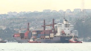 Стамбул: корабль врезался в набережную