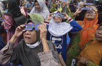 Paris'te Noel grevleri, Berlin'de deniz 'keyfi', Asya'da 'Halka' Güneş tutulması