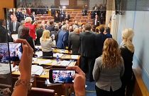 Tumulte im Parlament -  Montenegro billigt strittiges Kirchengesetz 