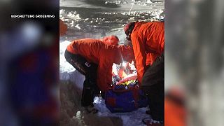 Ανασύρθηκε ζωντανός μετά από πέντε ώρες θαμμένος στο χιόνι