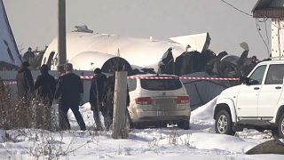 Avião que caiu no Cazaquistão bateu contra edifício