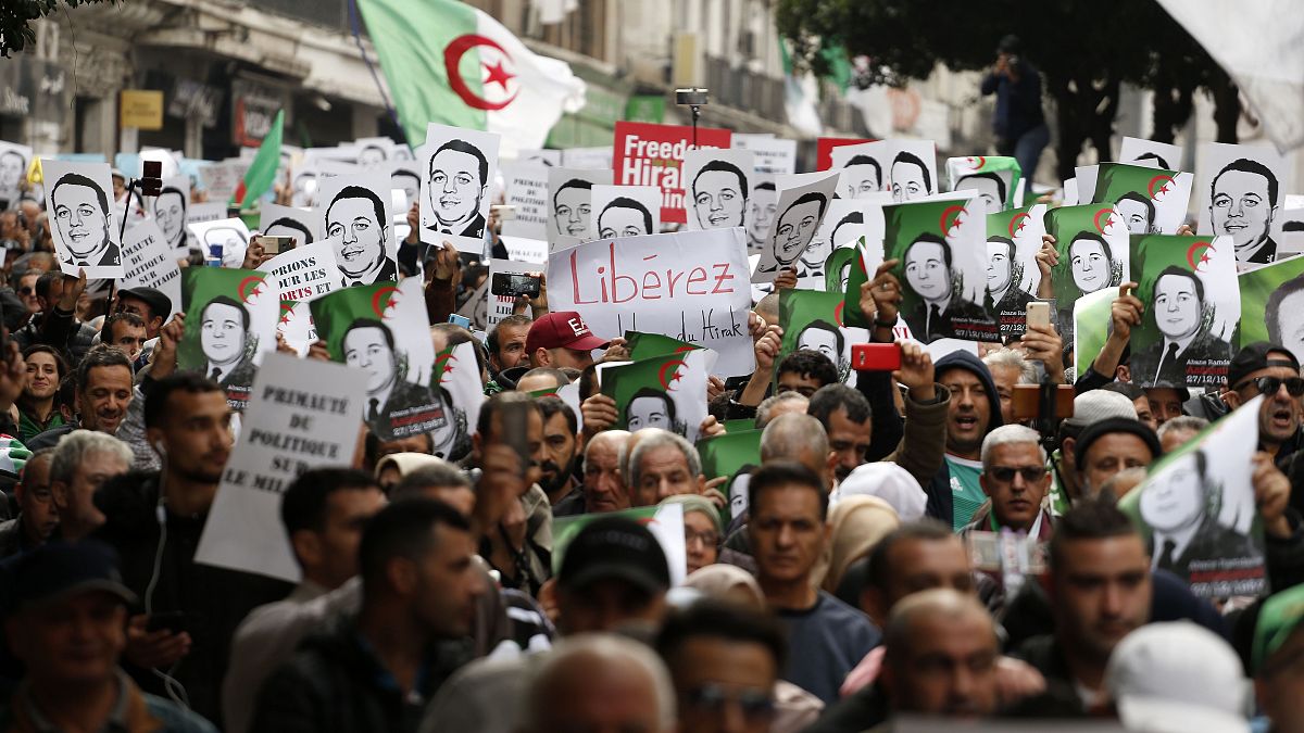 متظاهرون جزائريون يرفعون صور محتجزين