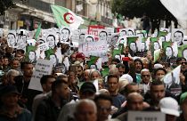 متظاهرون جزائريون يرفعون صور محتجزين