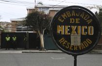 أمام مبنى السفارة المكسيكية في لاباز