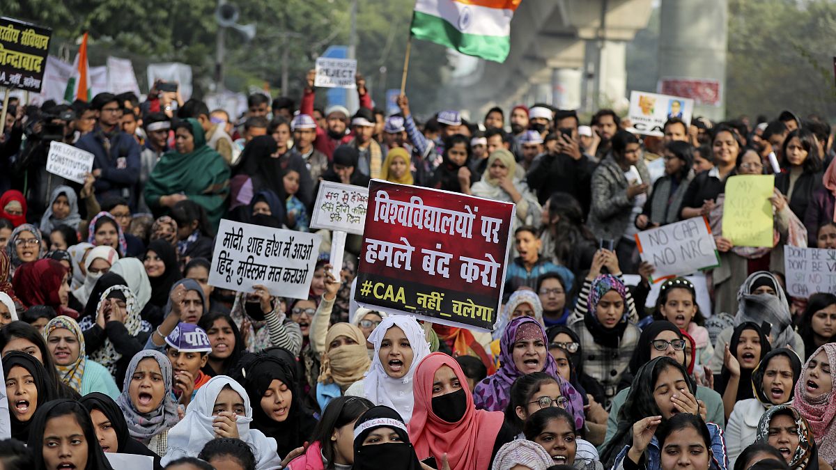 Delhi'deki Jamia Millia Islamia Üniversitesi öğrencileri 'Vatandaşlık yasasını' protesto ederken