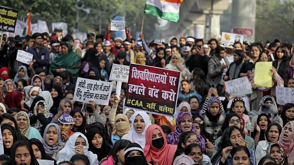Delhi'deki Jamia Millia Islamia Üniversitesi öğrencileri 'Vatandaşlık yasasını' protesto ederken Delhi'deki Jamia Millia Islamia Üniversitesi öğrencileri 'Vatandaşlık yasasını' protesto ederken