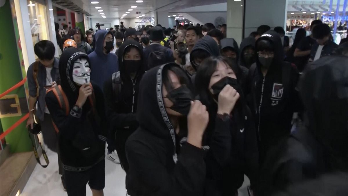 شاهد: اشتباكات بين المتظاهرين والشرطة في مراكز التسوق بهونغ كونغ