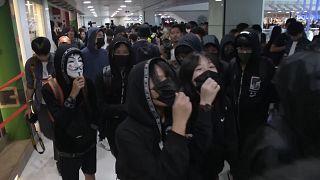 درگیری پلیس و تظاهرکنندگان هنگ‌کنگی در مرکز خرید