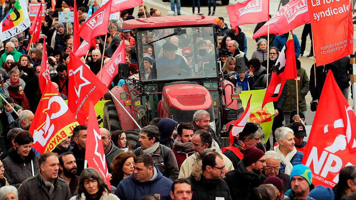 Manifestantes sindicales se reúnen en Bayona, al suroeste de Francia, el sábado 28 de diciembre de 2019. 