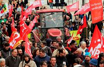 Manifestantes sindicales se reúnen en Bayona, al suroeste de Francia, el sábado 28 de diciembre de 2019. 