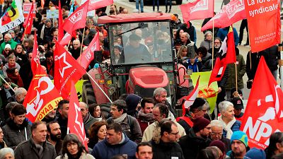 Manifestantes sindicales se reúnen en Bayona, al suroeste de Francia, el sábado 28 de diciembre de 2019. 