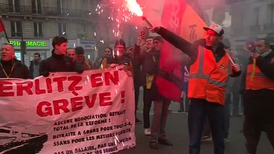 "السترات الصفراء" والنقابات معا ضد ماكرون في اليوم الـ24 للإضراب بفرنسا