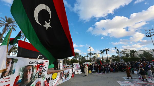 Libya'nın başkenti Trablus'taki Şüheda Meydanı'nda toplanan vatandaşlar, General Halife Hafter güçlerinin başkent ve çevresine düzenlediği saldırıları protesto etti Libya'nın başkenti Trablus'taki Şüheda Meydanı'nda toplanan vatandaşlar, General Halife Hafter güçlerinin başkent ve çevresine düzenlediği saldırıları protesto etti