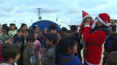 'Noel Babalar' Suriye'deki mülteci kampında çocuklara oyuncak dağıttı