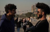 "ثورة" العراقيين تصل إلى الشعر أيضا ... تسريحة "عرف الديك" و"الموزة" الأكثر شعبية 