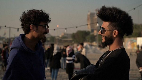 "ثورة" العراقيين تصل إلى الشعر أيضا ... تسريحة "عرف الديك" و"الموزة" الأكثر شعبية "ثورة" العراقيين تصل إلى الشعر أيضا ... تسريحة "عرف الديك" و"الموزة" الأكثر شعبية