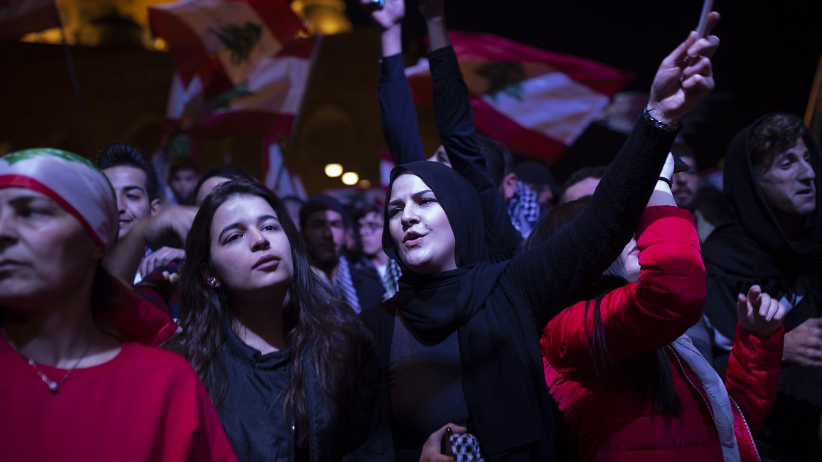 لبنانيون يتظاهرون أمام منزل رئيس الحكومة حسان دياب احتجاجا على تكليفه 