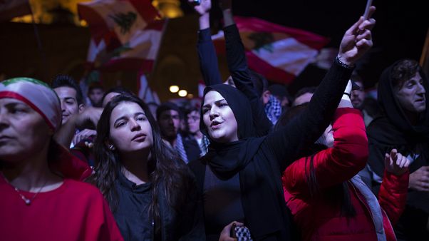 لبنانيون يتظاهرون أمام منزل رئيس الحكومة حسان دياب احتجاجا على تكليفه لبنانيون يتظاهرون أمام منزل رئيس الحكومة حسان دياب احتجاجا على تكليفه