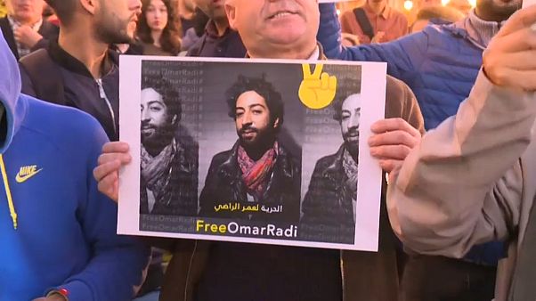 شاهد: مئات المغربيين يتظاهرون احتجاجاً على توقيف صحافي شاهد: مئات المغربيين يتظاهرون احتجاجاً على توقيف صحافي