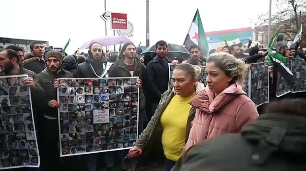 Turquie : manifestation de Syriens devant le consulat de Russie Turquie : manifestation de Syriens devant le consulat de Russie