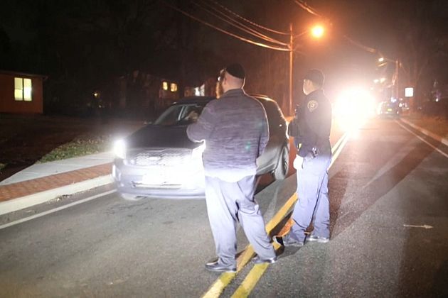 Plusieurs dizaines de juifs pratiquants célébraient le 7e jour de Hanouka ce samedi soir.