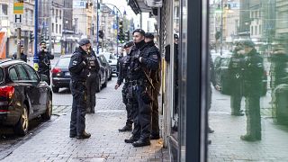    مردی که با شمشیر پلیس آلمان را تهدید می‌کرد در برابر چشمان مادرش کشته شد