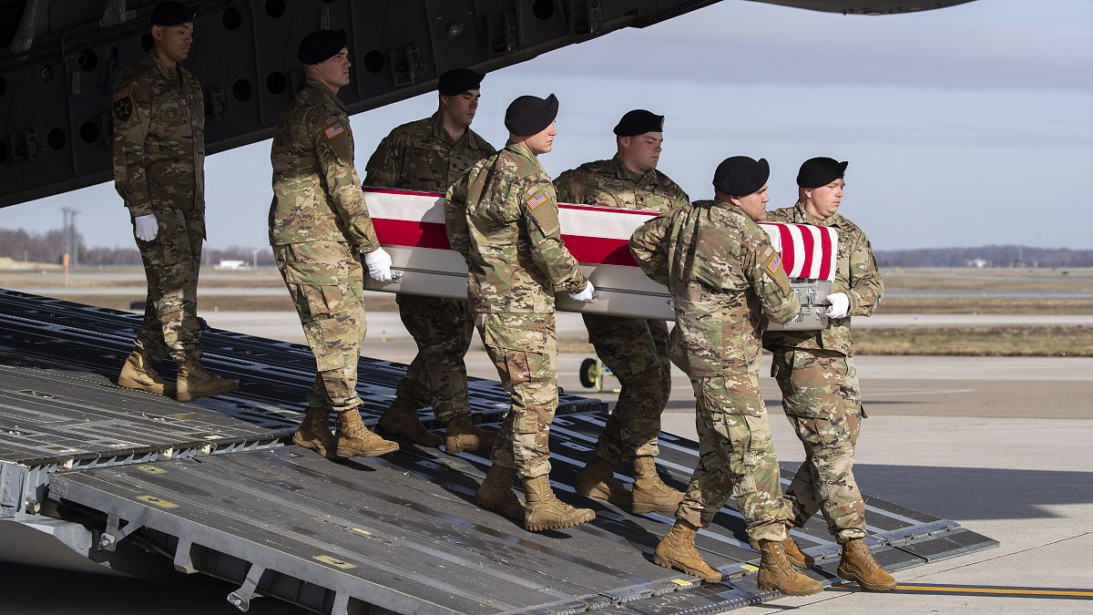 صورة أرشيفية لجنود أمريكيين يحملون نعشاً يحوي رفات الجندي مايكل غوبل من القوات الخاصة ا��ذي  قتل في أفغانستان في ديسمبر 2019