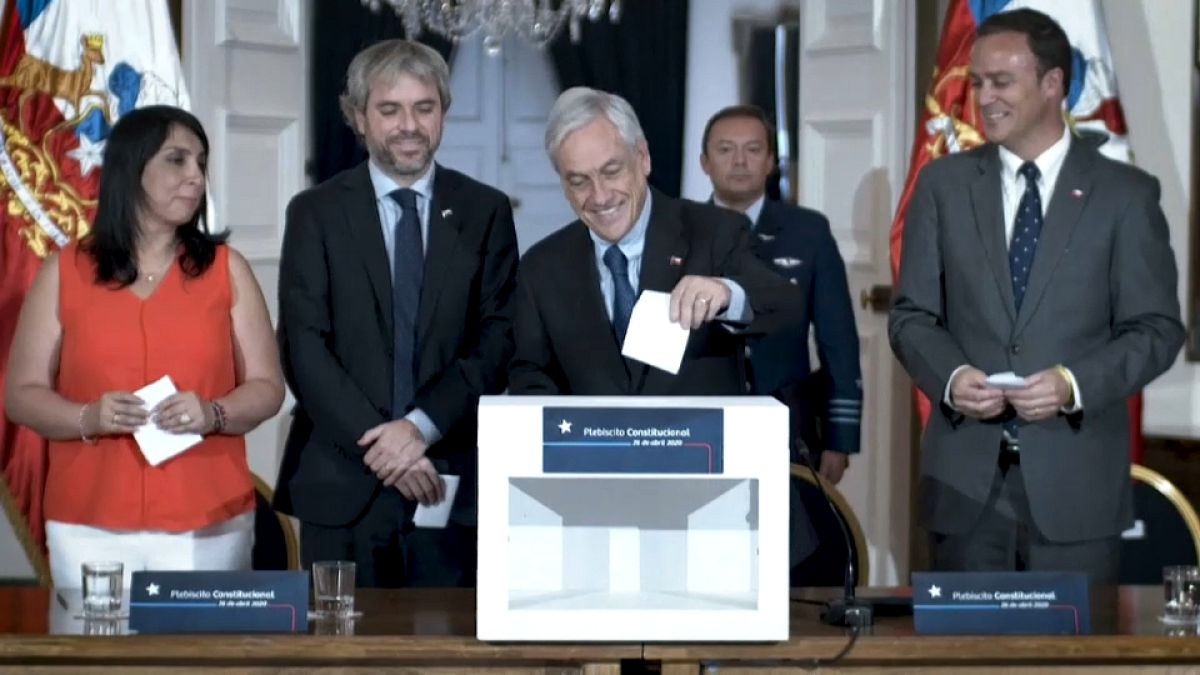 El presidente Sebastián Piñera junto a parte de su gabinete. 